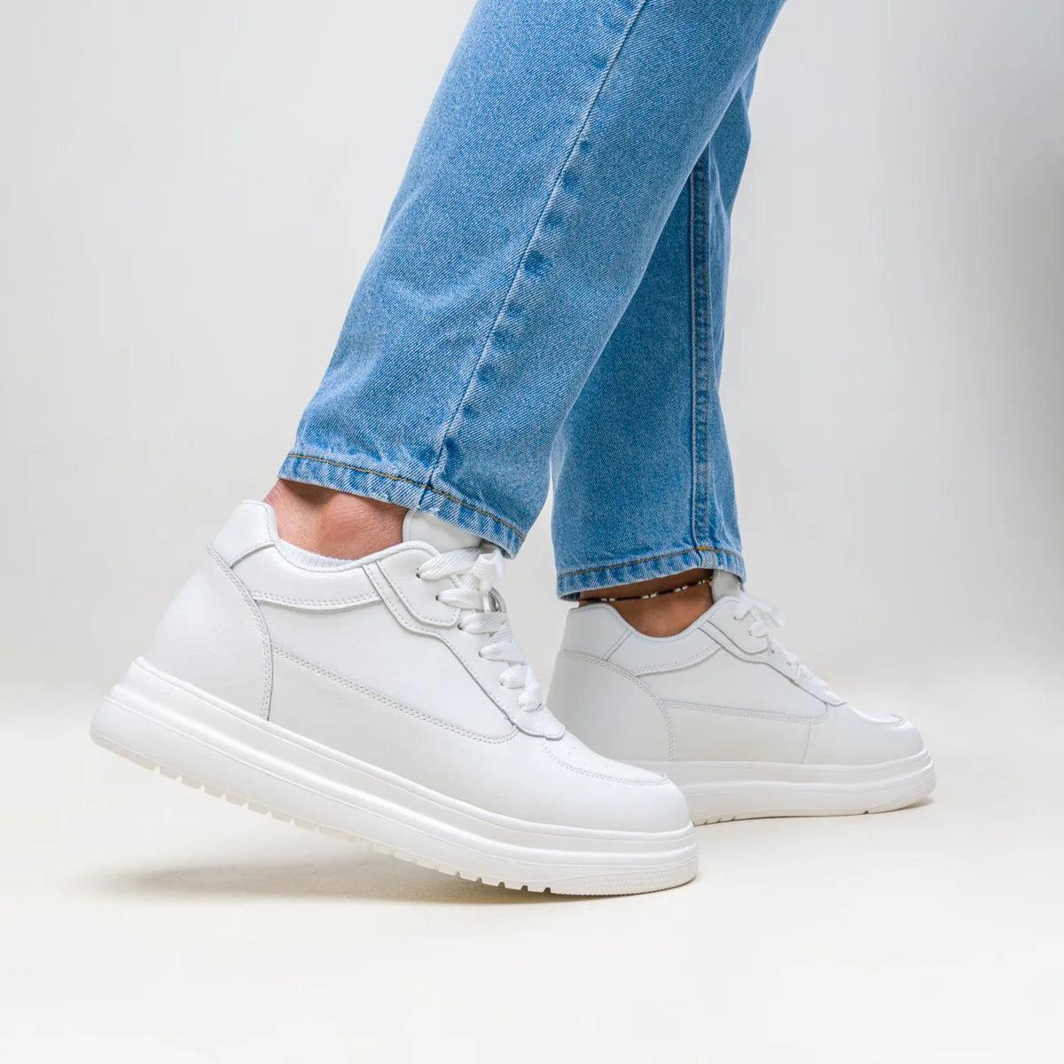 SNEAKERS CON ALTURA INVISIBLE