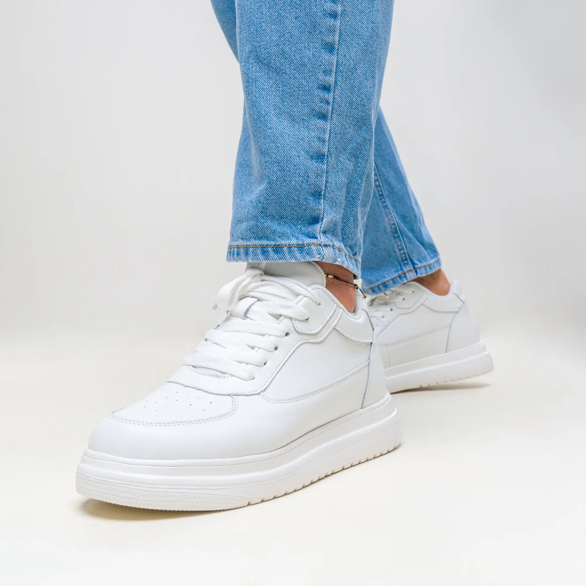 SNEAKERS CON ALTURA INVISIBLE