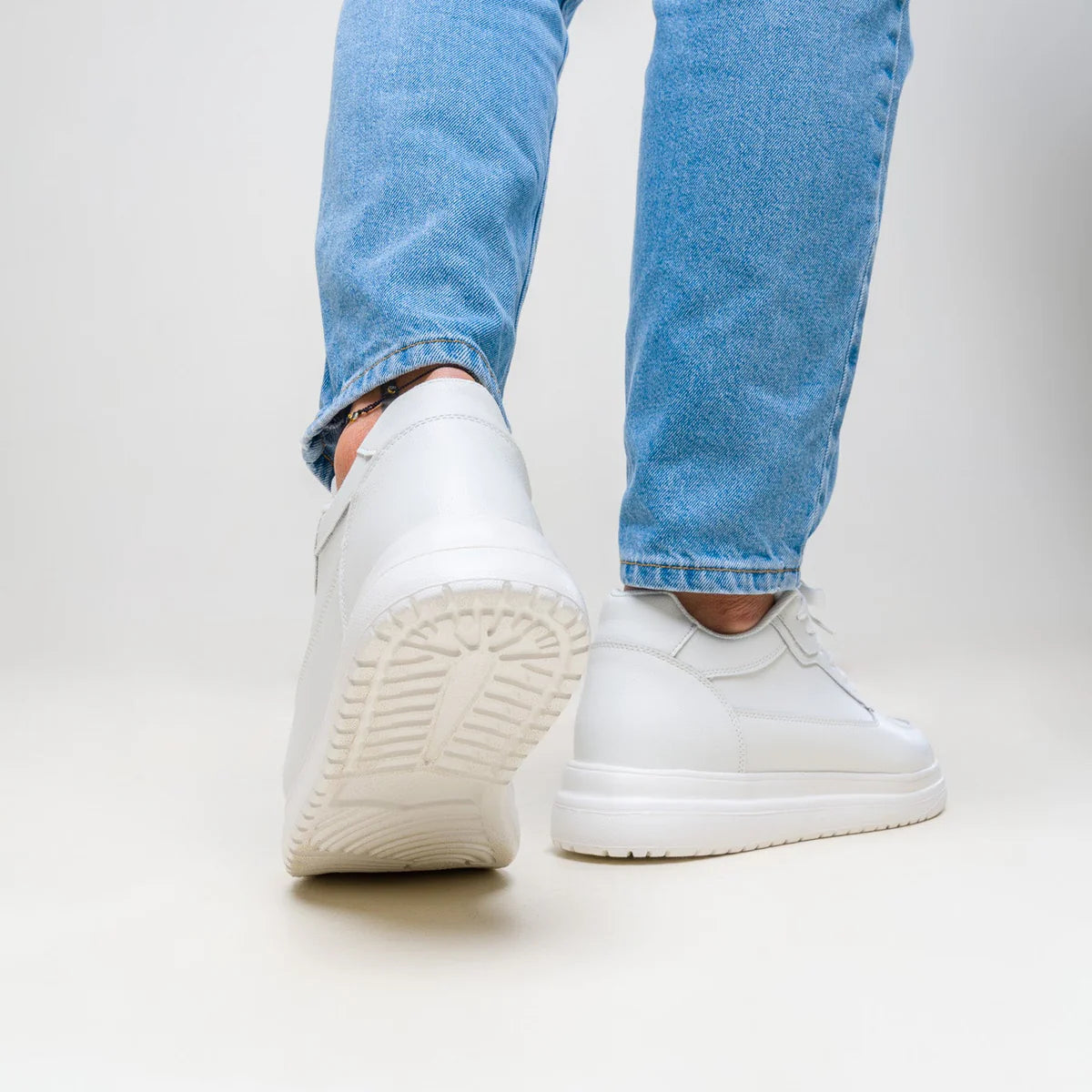 SNEAKERS CON ALTURA INVISIBLE