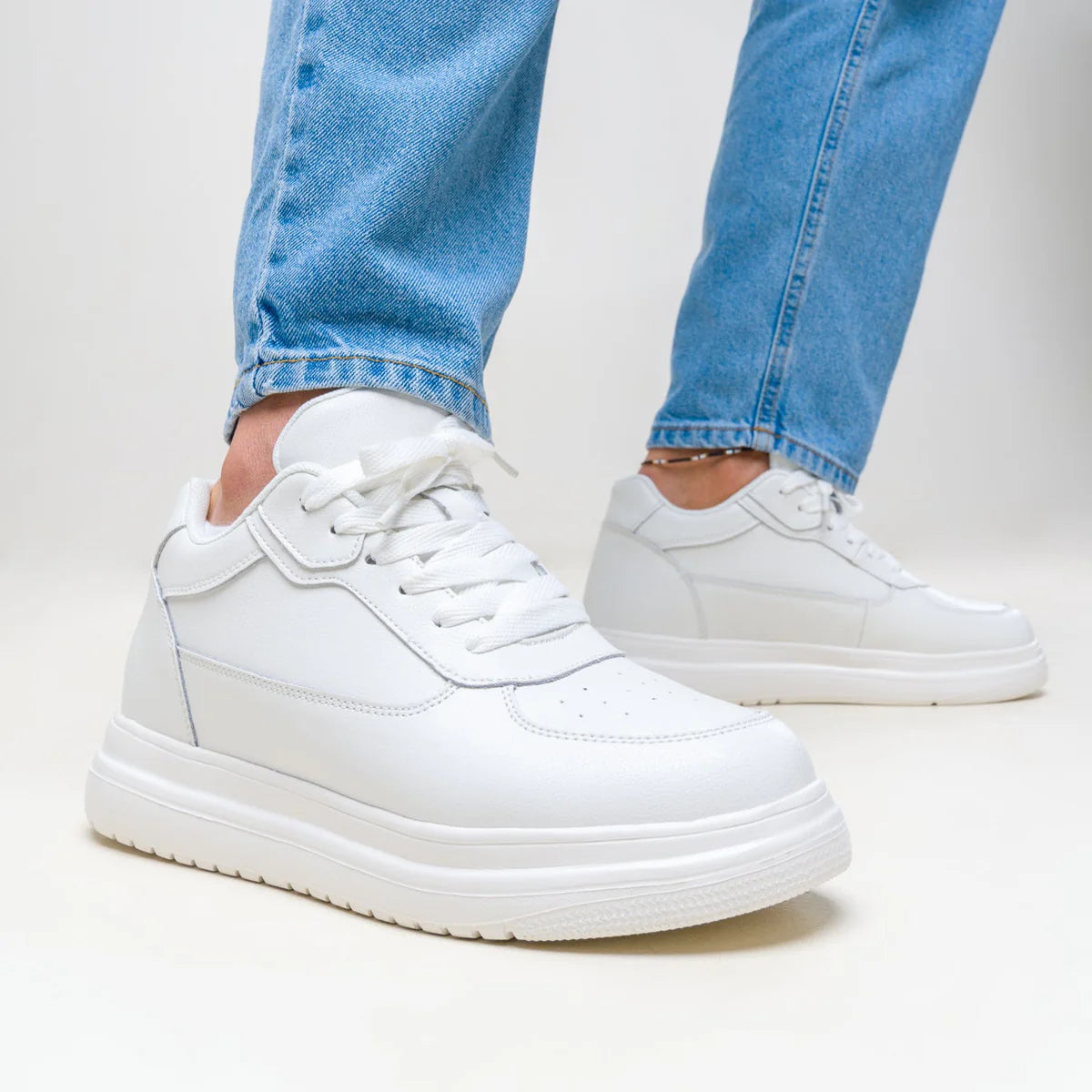 SNEAKERS CON ALTURA INVISIBLE